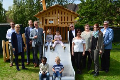 Spender weihen Spielgeräte der Kita ein.